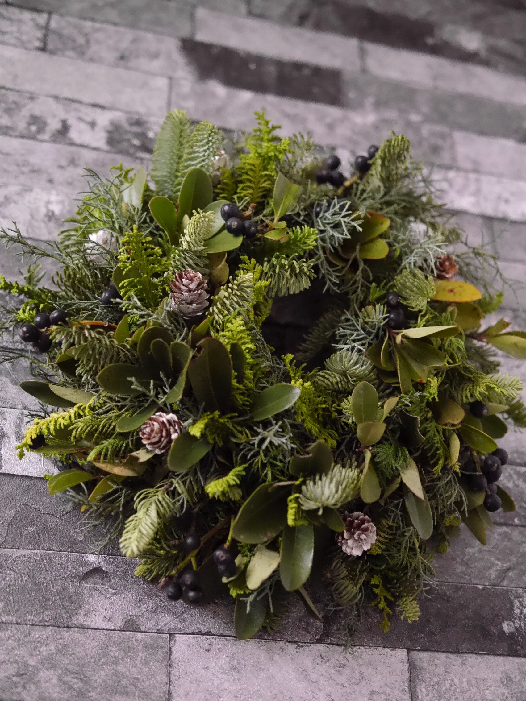 ローズヒップと車輪梅を秋らしく紡いだ 落ち着きのある リース